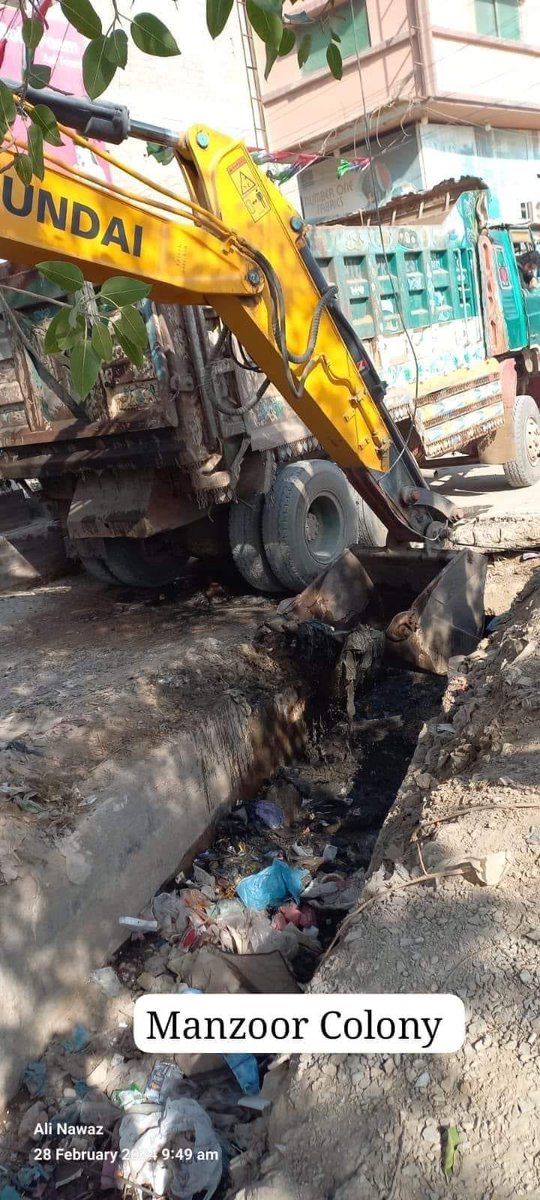 SalmanAMurad's tweet photo. بلدیہ عظمیٰ کراچی کی جانب سے منظور کالونی نالے کی صفائی کی جارہی ہے

#Karachi
#KarachiWorks https://t.co/iwu2DF7TvD
