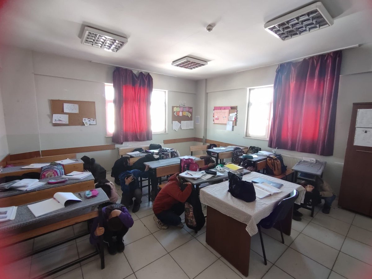 ArpacayO's tweet photo. Bugün okulumuzda deprem tatbikatı gerçekleştirildi. Daha sonra da öğrencilerimize deprem öncesi, deprem anı ve deprem sonu yapılması gerekenlerle ilgili bilgiler verildi.
🫨⚠️💢
@yakupyildiz024 @Erzurum_Mem @horasan_c @horasanmem25 @s__karakurt https://t.co/gHqizSEg2p