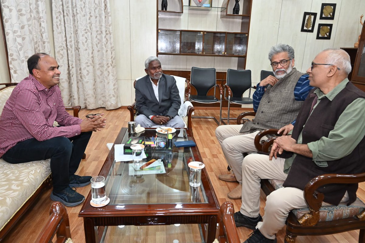 Dipankar_cpiml's tweet photo. Met Jharkhand CM and veteran Jharkhand leader Champai Soren at his official residence this evening along with Comrades @manoj_cpiml and @vinodbagodar. Another veteran Jharkhand leader and former MLA Comrade Bahadur Oraon (not in the photo) was also present. #JharkhandJhukegaNahi https://t.co/8AORMpyqJZ