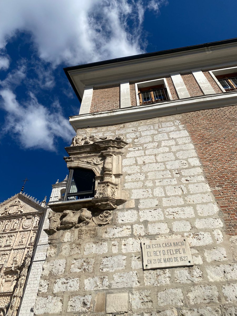 iris_garcia__'s tweet photo. 2. Continuamos con la casa donde nació Felipe II, hijo de Carlos V, con la reconocida ventana que se ve a continuación. A partir de este elemento, podremos explicar a nuestro alumnado la historia de Felipe II y su padre, ya que tienen su en la Hª de España. #EUMZA #DCCSS https://t.co/qW2kFpNpCp