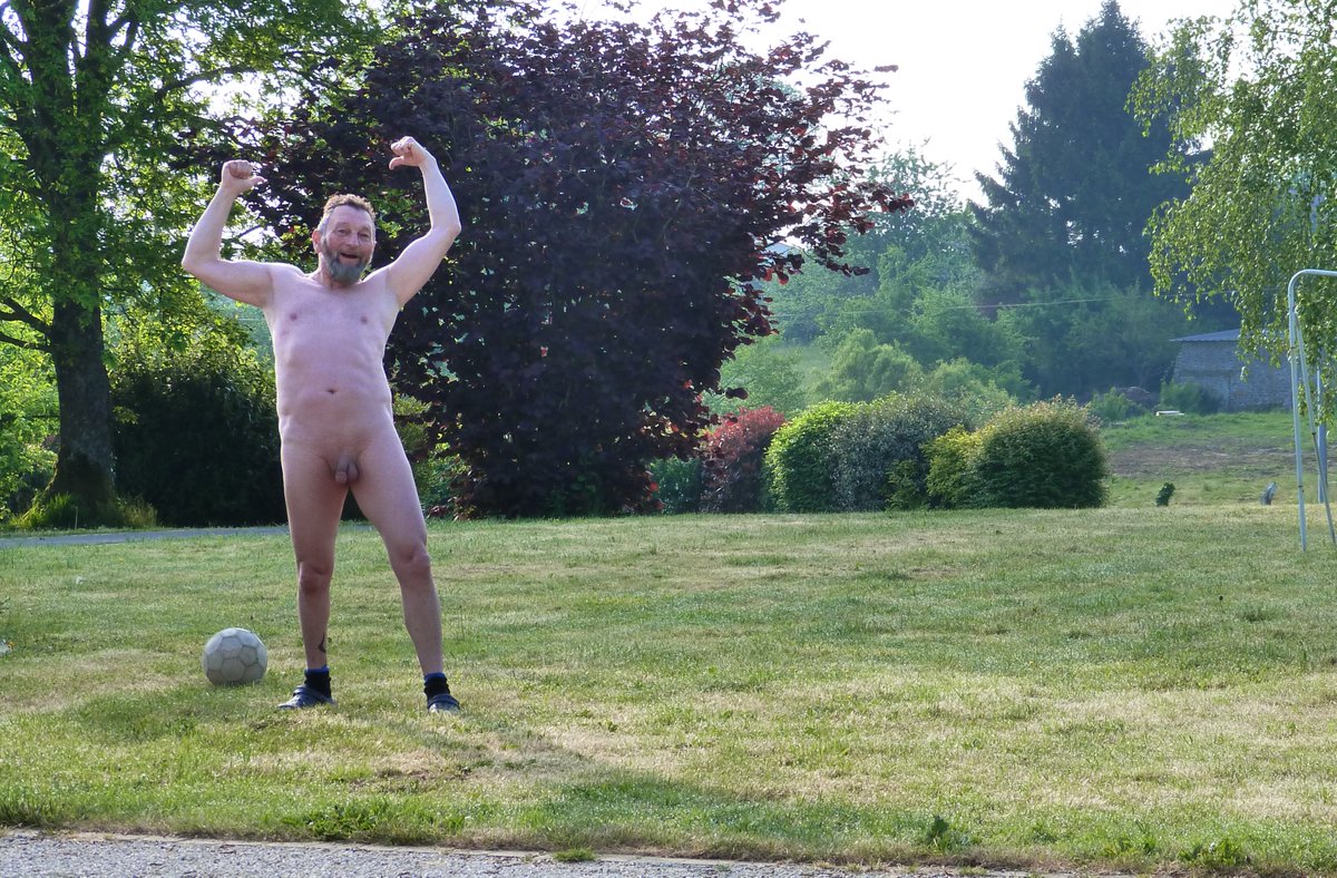 headline66's tweet photo. ma vie naturiste , à la maison en campagne, vivement l'été ici en france. https://t.co/GoQyFE5aXT