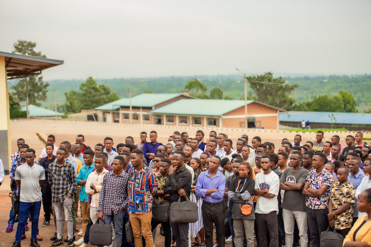 GishariCollege's tweet photo. Today, we were honored to welcome the @EfRwanda   team for a special in-person support tour aiming at providing guidance to final-year students and recognizing top achievers in the English proficiency and communication training program. https://t.co/mokSdc5FfC
