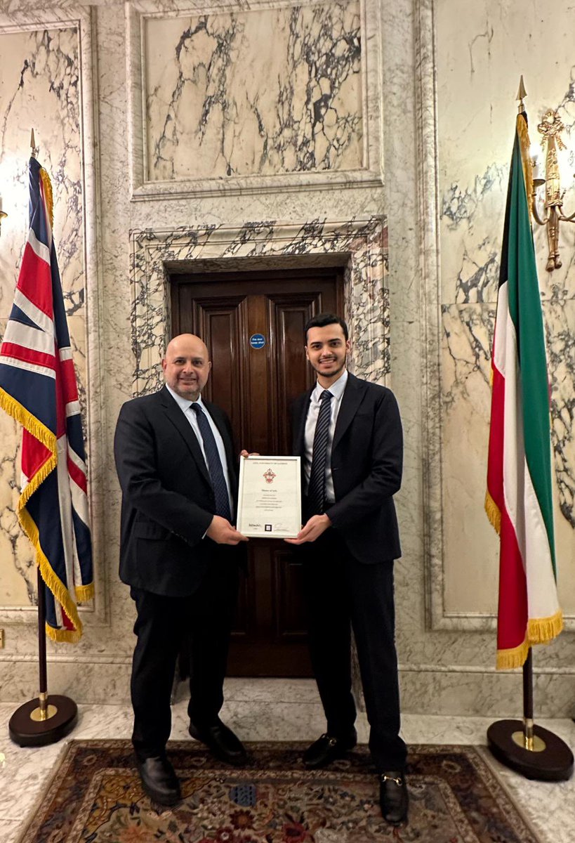 KUWAITEMBASSYUK's tweet photo. استقبل سعادة بدر محمد العوضي سفير دولة الكويت لدى المملكة المتحدة 🇬🇧 الطالب فهد أحمد الفهد بمناسبة حصوله على شهادة الماجستير في السياسة الخارجية والدبلوماسية  بتقدير امتياز مع مرتبة الشرف من جامعة 
City university of London https://t.co/Ax9Ns9HcQC