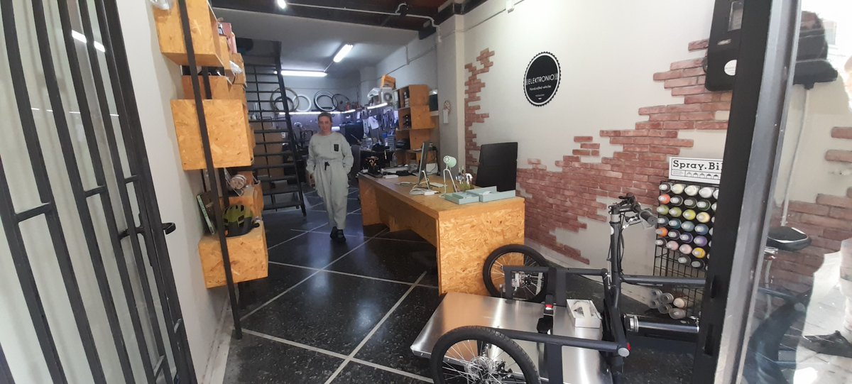 Στο Παραγωγικό Σκασιαρχείο συμμετείχαν 
μαθητές από το Πρότυπο ΕΠΑΛ Κρύας Βρύσης  
όπου επισκέφθηκαν την @elektroniowheels ανακαλύπτοντας τον κόσμο της καινοτομίας και ανάπτυξης .🚴

#reimagineyourvehicle#soulatsa#παραγωγικό_σκασιαρχείο#ThessInnoZone#καινοτομία#elektroniowheels