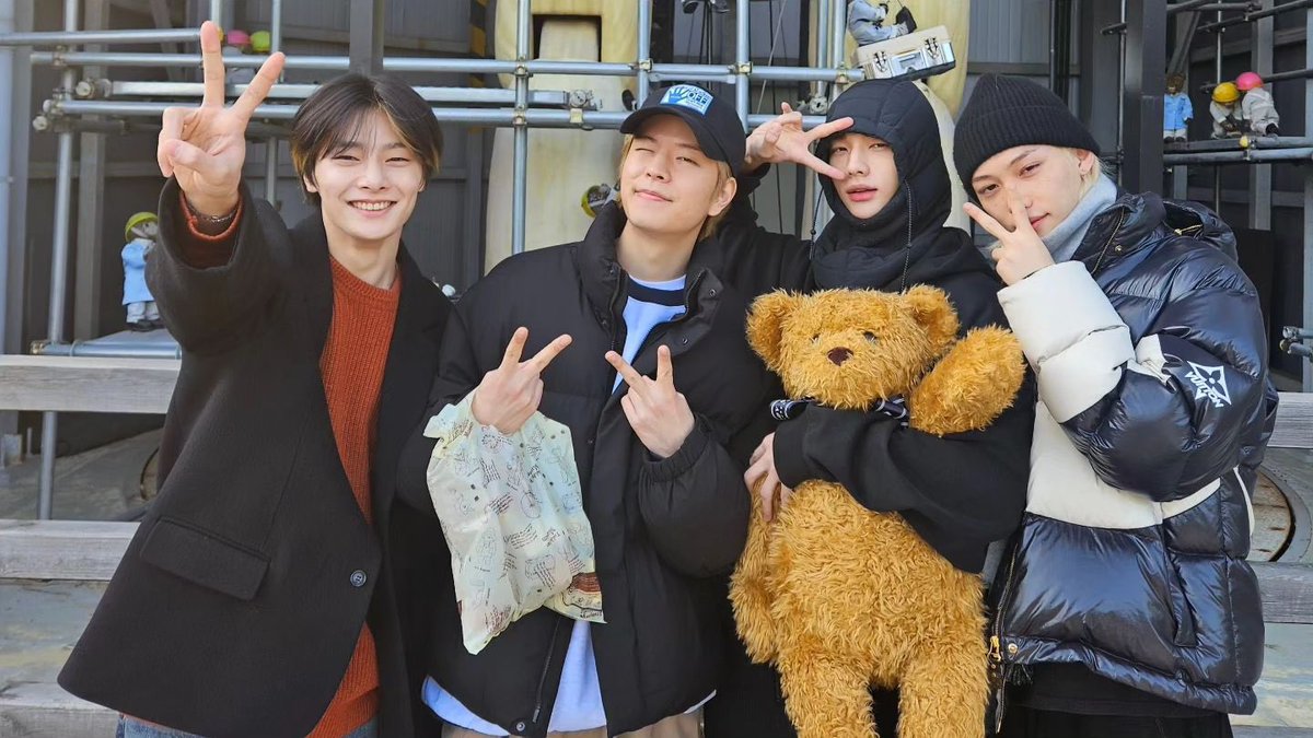 MCQUEEN     LOEWE     VERSACE    LV