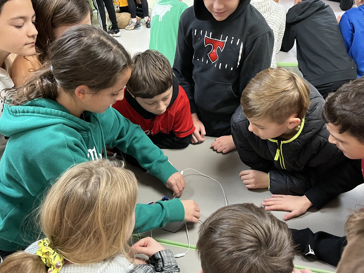 RBESRockets's tweet image. Sparking curiosity with Katie Weaver from Georgia Power! 💡⚡️ Exploring circuits and conductivity with our 5th graders. #steameducationforkids #futureengineers