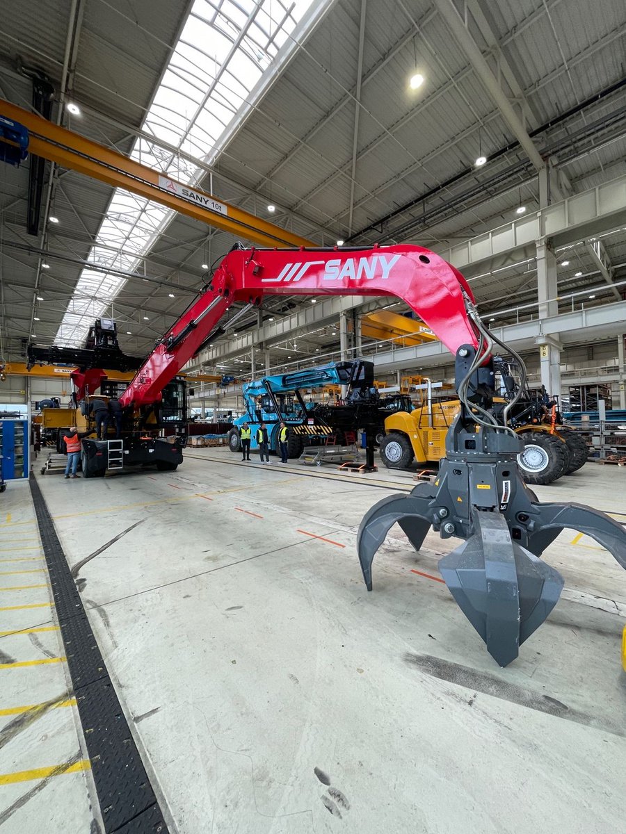 SANY SMHW30G5 Material Handler is now available to the UK market. The design is based on customer needs and user experience from within the large excavator world. Furthermore, SANY packs plenty of power, shows off premium components, and boasts a tough structure #materialhandler