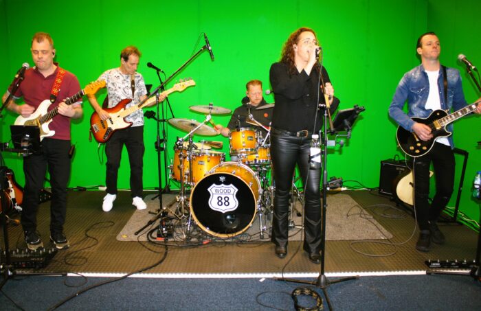 DitisHelmond's tweet photo. De eerste #liveshow tijdens het Dit is Helmond-#radioprogramma Linda’s Hit Dossier van afgelopen zaterdag was een daverend succes. Veel #luisteraars én kijkers genoten van het optreden van de Helmondse band #Wood88.

https://t.co/yAOQPGrT0e https://t.co/wVkRIE4Tn9