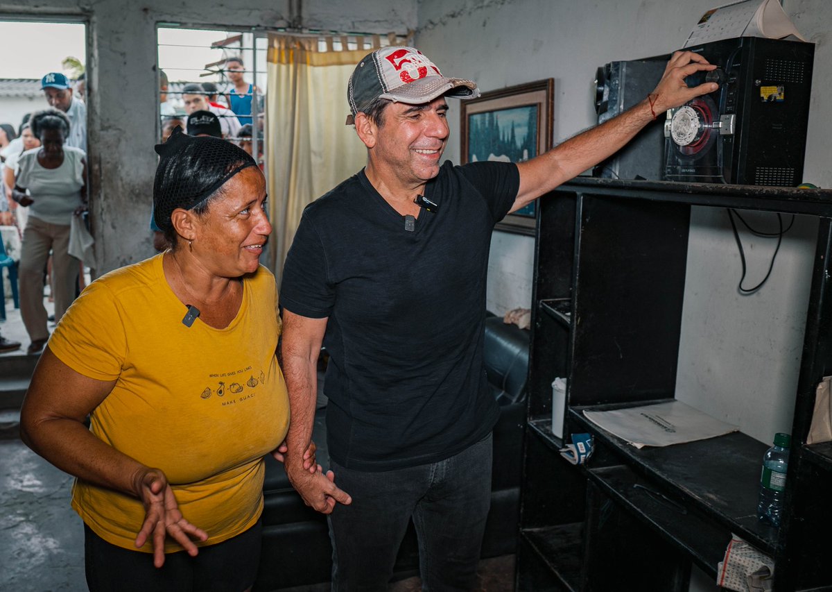 AlejandroChar's tweet photo. Barranquilleros, lo que prometimos en campaña, comienza a ser una realidad: Nos metemos de la puerta pa' dentro! 

Me emociona mucho contarles que el programa de mejoramiento integral de viviendas llegará inicialmente a 𝟖.𝟐𝟕𝟎 hogares beneficiados, de 𝟒𝟎 𝐦𝐢𝐥 que tendremos en total durante este cuatrienio.

Con una inversión sin precedentes de 𝟐𝟎𝟎 𝐦𝐢𝐥 𝐦𝐢𝐥𝐥𝐨𝐧𝐞𝐬 𝐝𝐞 𝐩𝐞𝐬𝐨𝐬, vamos a dignificar el hogar de miles de familias, llegando a 68 barrios de las 5 localidades. 

Cuando mejoran las condiciones de una vivienda, mejora también la calidad de vida y el bienestar de nuestra gente, que quiere y merece vivir dignamente. Por eso me alegra anunciar que más familias tendrán la enorme oportunidad de tener nuevos pisos, techos, baños, cocinas, lavaderos, habitaciones, puertas y ventanas, y lo mejor, es que en esta nueva fase del programa, también haremos mejoramiento eléctrico en los hogares con lo que le apostamos a una disminución en el consumo de energía y la seguridad eléctrica de las viviendas.

Les comparto que cerramos exitosamente el proceso recepción de ofertas con 30 empresas de todo el país, interesadas en mejorar las viviendas de los barranquilleros que más lo necesitan. 

Cuando empezamos con este proyecto, nunca imaginé el poder de transformación social tan grande que tendría en el corazón de cada familia. Este apenas en el inicio, vamos por mucho más!