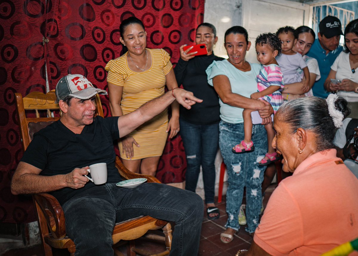 AlejandroChar's tweet photo. Barranquilleros, lo que prometimos en campaña, comienza a ser una realidad: Nos metemos de la puerta pa' dentro! 

Me emociona mucho contarles que el programa de mejoramiento integral de viviendas llegará inicialmente a 𝟖.𝟐𝟕𝟎 hogares beneficiados, de 𝟒𝟎 𝐦𝐢𝐥 que tendremos en total durante este cuatrienio.

Con una inversión sin precedentes de 𝟐𝟎𝟎 𝐦𝐢𝐥 𝐦𝐢𝐥𝐥𝐨𝐧𝐞𝐬 𝐝𝐞 𝐩𝐞𝐬𝐨𝐬, vamos a dignificar el hogar de miles de familias, llegando a 68 barrios de las 5 localidades. 

Cuando mejoran las condiciones de una vivienda, mejora también la calidad de vida y el bienestar de nuestra gente, que quiere y merece vivir dignamente. Por eso me alegra anunciar que más familias tendrán la enorme oportunidad de tener nuevos pisos, techos, baños, cocinas, lavaderos, habitaciones, puertas y ventanas, y lo mejor, es que en esta nueva fase del programa, también haremos mejoramiento eléctrico en los hogares con lo que le apostamos a una disminución en el consumo de energía y la seguridad eléctrica de las viviendas.

Les comparto que cerramos exitosamente el proceso recepción de ofertas con 30 empresas de todo el país, interesadas en mejorar las viviendas de los barranquilleros que más lo necesitan. 

Cuando empezamos con este proyecto, nunca imaginé el poder de transformación social tan grande que tendría en el corazón de cada familia. Este apenas en el inicio, vamos por mucho más!