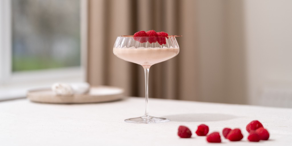 NudeGlass's tweet image. Cocktail Time 🍸

Try out The Westmount’s Raspberry Cream Martini this weekend in our Round Up Dusty Rose Collection. 

45ml Cognac
15ml Sweet Vermouth
10ml Raspberry Syrup
3 Dashes of Cocoa Bitters
45ml Double Cream

📸: thewestmount

#NUDEGlass #SimpleIsBeautiful