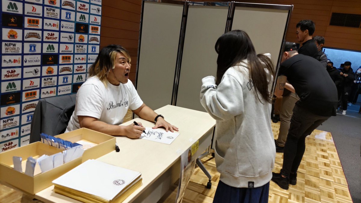 ko_tanyan's tweet photo. サイン会にて
娘「母親（私）の影響で好きになりました💓」
タナ『何歳？』
娘、実年齢伝える←アラサー 
タナ『17,8歳かと思った😲』
ってめっちゃビックリしてて近くで見てた私、タナの😲←この顔にソックリで🤣
タナに若く見えたのが嬉しかった娘は12歳ぐらいまで若返ったって言ってた🤣
#棚橋弘至 https://t.co/8D8R1yk9Ft