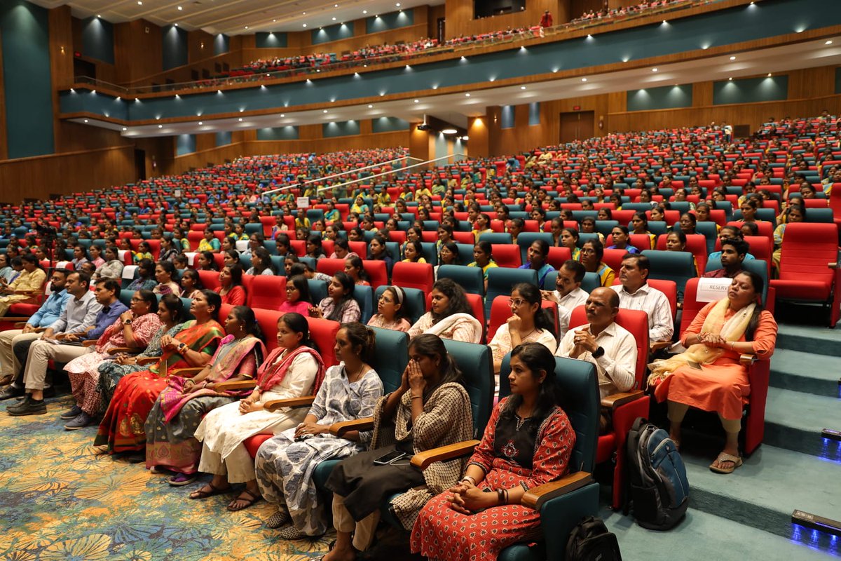 NHMDNHDD's tweet image. Gratitude to PM Shri Narendra Modi @PMOIndia  @narendramodi for Anganwadi Worker and ASHA Sammelan.
Empowering ASHA Workers: Recognizing Dedication, Inspiring Change.
 #ASHAWorker #PMnarishakti  #EmpoweringWomenWorkforce