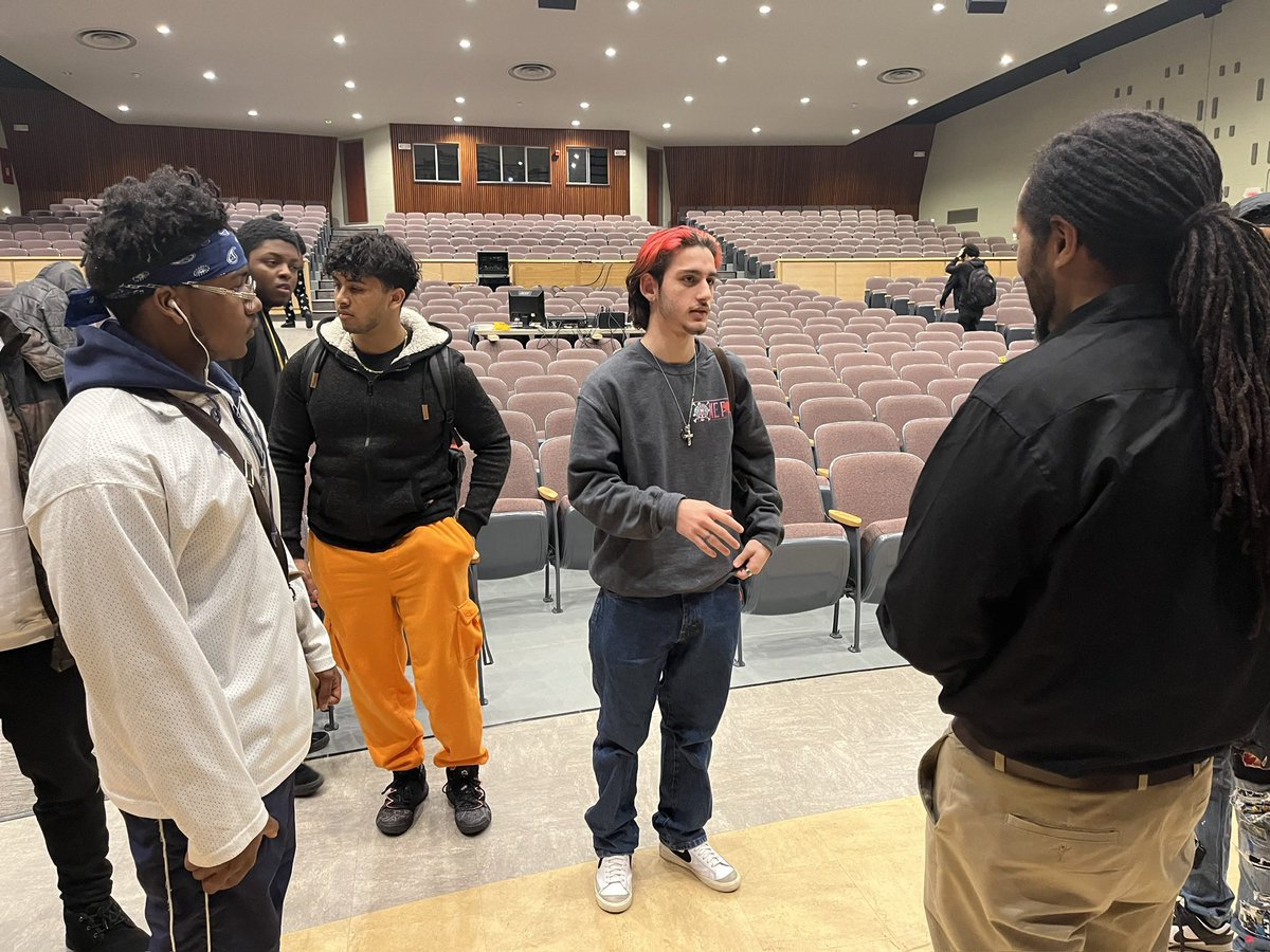 goodbeecontrols's tweet photo. Today I had the pleasure of speaking to our youth at Schenectady High School. My first time actually in the school and not the gym. The experience was amazing, it had to be at least 75 students, my biggest audience yet. I was nervous, but calm at the same time. 😬😁 https://t.co/YElkPEwD5H
