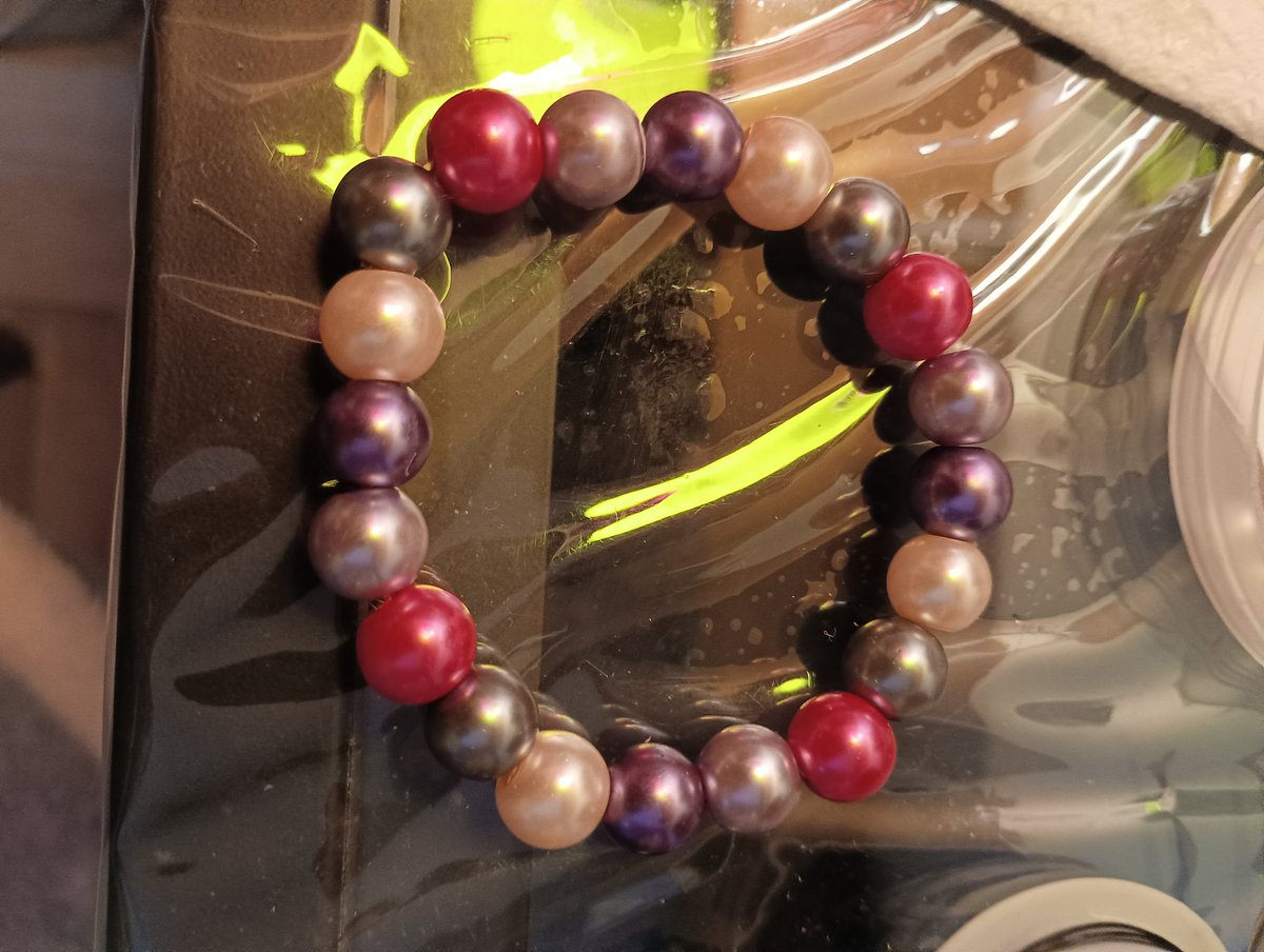 #shadesofpink #shadesofpurple #pink #purple #jewelry #handmade #handmadejewelry #bijoux #bijouxfaitmain #faitmain #bracelet #braceletfaitmain #handmadebracelet #shinyjewelry #braceletoftheday #jewelryoftheday  #bead #beadjewelry #beadbracelet #bijouxdeperles #braceletdeperles