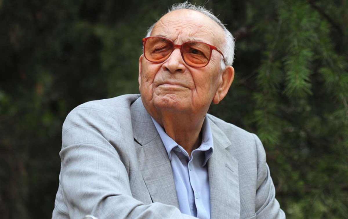 Dünyada her iyilik unutulur, unutulmaz ya unutulur diyelim, hiçbir zaman, hiçbir insanın unutamayacağı bir güzellik var, o da bir insanın bir insandan gördüğü yürekten bir sevgidir."
Karıncanın Su İçtiği-Bir Ada Hikayesi 2, YKY, 2002

Yaşar Kemal 🥀