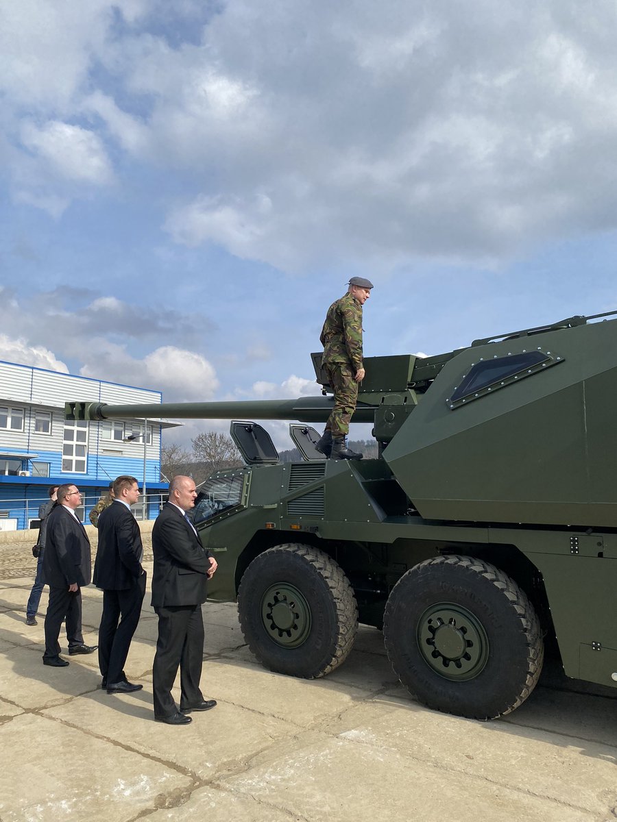 Czechia has a well-developed defense industry, supplying several of the weapons #Ukraine needs. 

Since #24Feb2022, 🇳🇱 is one of its biggest customers. 

Yesterday, Chief of Defence, General Eichelsheim, visited Excalibur in Sternberk where 🇳🇱 ordered 9 DITA howitzers for 🇺🇦.