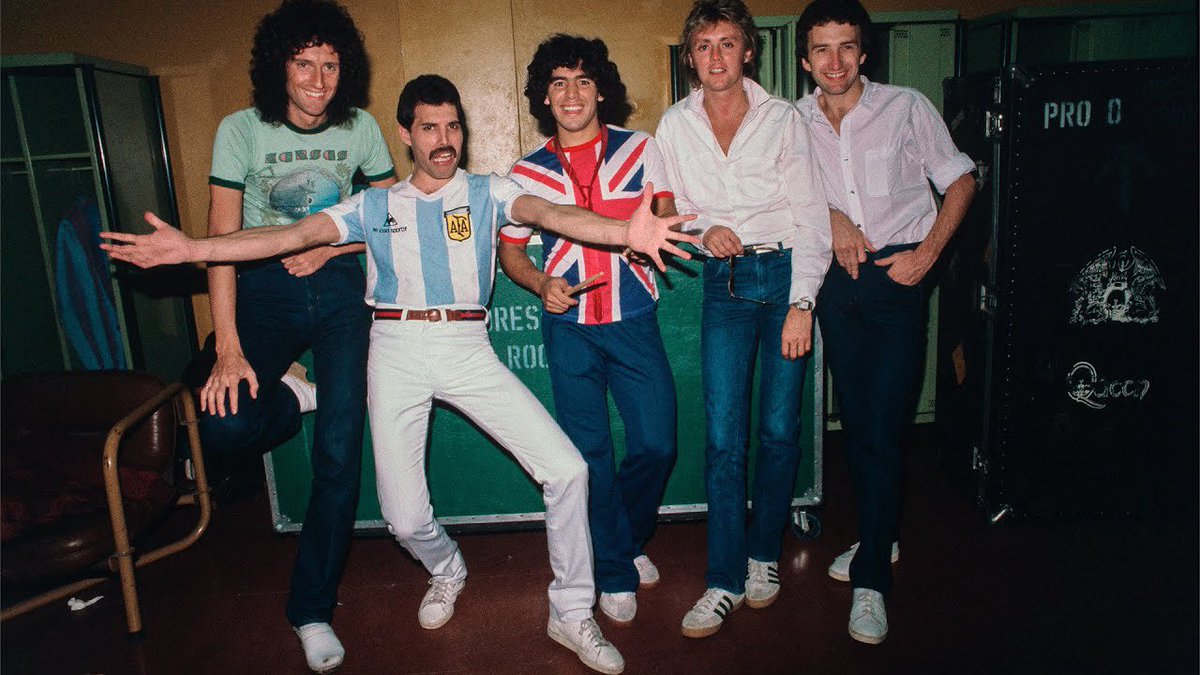En 1981 Queen debuta en Argentina con cinco shows en Buenos Aires, Mar del Plata y Rosario en plena dictadura militar. Una de las postales que dejó esta histórica visita fue la presencia de Maradona en el escenario.