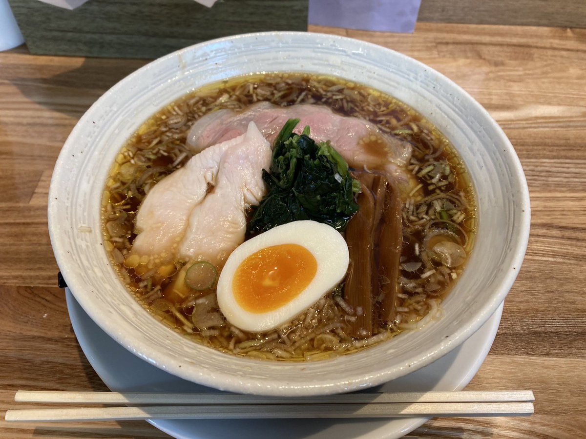 nihonsyuzukan's tweet photo. 福島県須賀川市にある「やすひら」

寿司屋とドッキングする形でお店を構えている。限定２０食の中華そばを注文。

魚介だしの円やかなスープがモッチモチの米粉麺によく絡み絶品。細かく均等に刻まれた微塵切りの葱が良いアクセントになる。お寿司も美味い。

★★★★☆
星4つ
#やすひら
#須賀川市 https://t.co/qLt2V4ZRW5