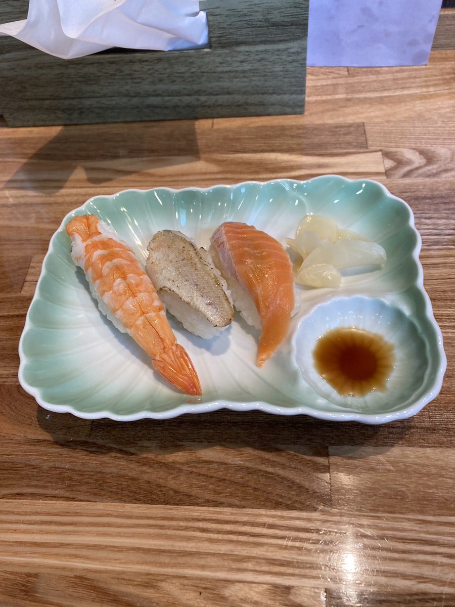 nihonsyuzukan's tweet photo. 福島県須賀川市にある「やすひら」

寿司屋とドッキングする形でお店を構えている。限定２０食の中華そばを注文。

魚介だしの円やかなスープがモッチモチの米粉麺によく絡み絶品。細かく均等に刻まれた微塵切りの葱が良いアクセントになる。お寿司も美味い。

★★★★☆
星4つ
#やすひら
#須賀川市 https://t.co/qLt2V4ZRW5