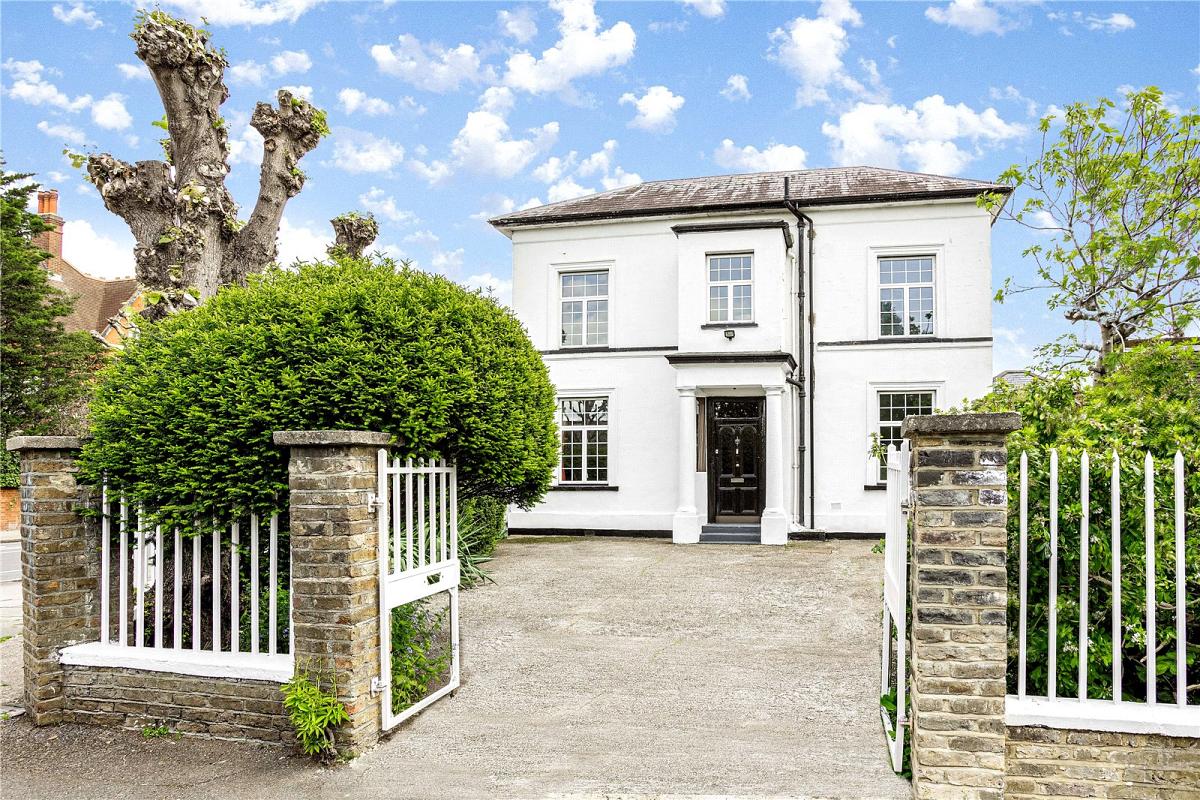 Rumour has it this double-fronted Georgian house was once home to a candle factory 🕯 🛏️ 5 bedrooms 💷 £3,500,000 📍 Stamford Brook, W6 🔗 l8r.it/kS9h #Chestertons #ForSale #StamfordBrook #Chiswick #Property