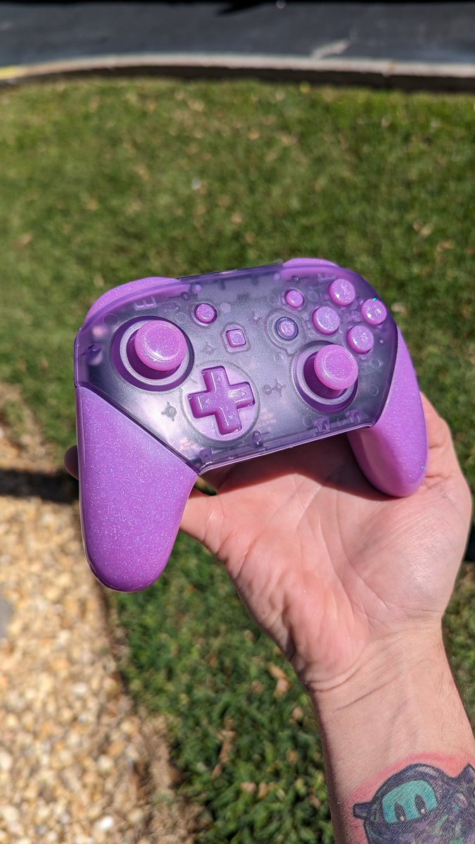 casting_studio_'s tweet photo. I also make custom casted pro controllers. This client wanted buttons/grips/sticks to match her favorite nail polish color but also to have glitter and a glow in the dark effect! Made it happen for her! Please DM if you have any custom controller inquiries! https://t.co/wghqAS8FIp