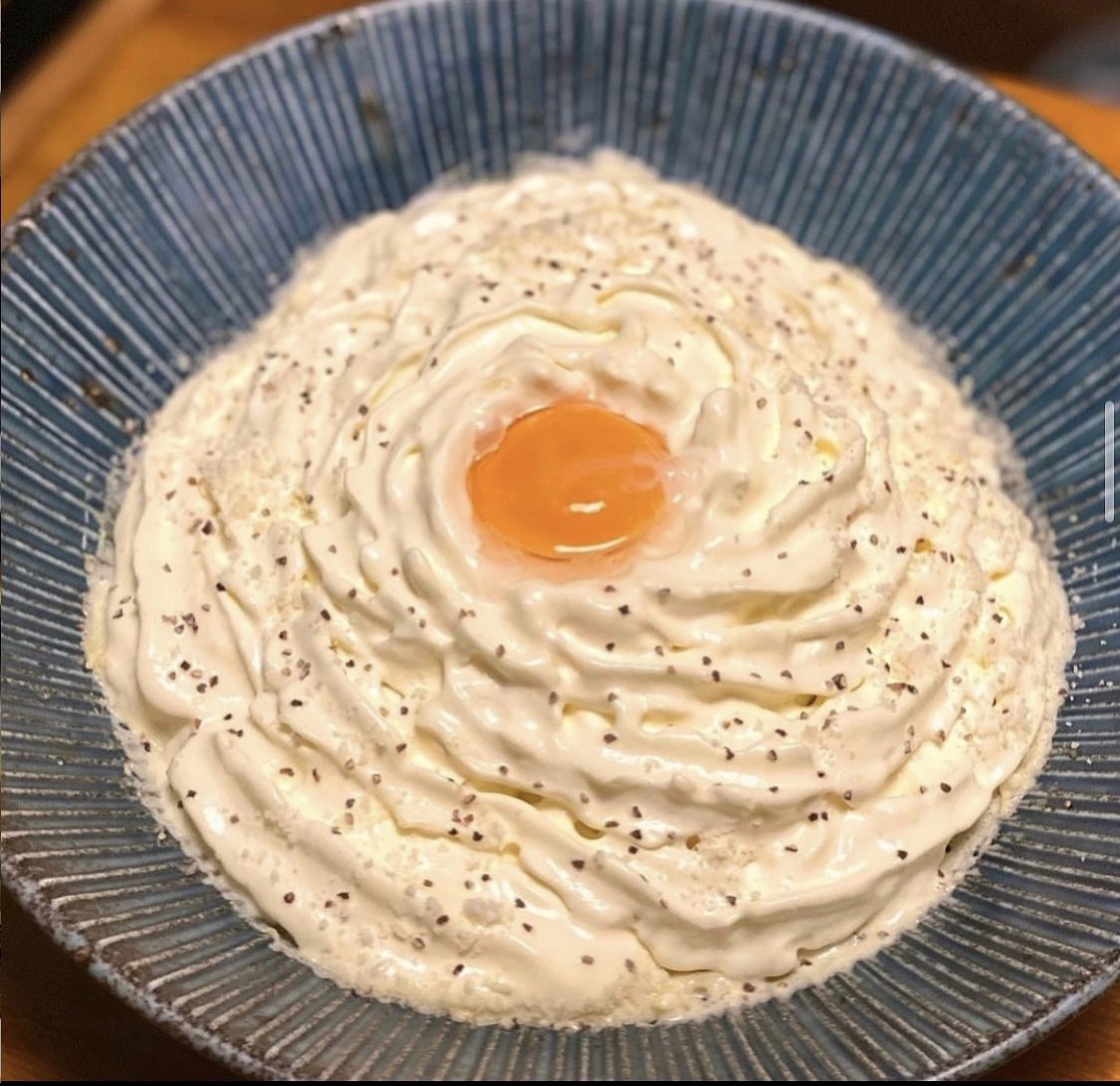 cheers_princess's tweet photo. ふわふわクリームのカルボナーラ🍝

ふわふわのクリームに包まれたカルボナーラは当店の大人気メニュー✨

クリームと卵黄を絡めてどうぞ🌟 https://t.co/2IDM4PzkOK