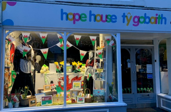 fcc_markets's tweet photo. Geat cefnogaeth gan fusnesau'r Wyddgrug ar gyfer Dydd Gwyl Dewi.
Geat support from Mold businesses for St David's Day.
Siop yr Siswrn, Hope house, The Book shop & Gerrards.
Mae mwy i ddod!
There's more to come!
@walesdotcom @fflintawrecsam
#randomactofwelshness https://t.co/SziUvgCY6y