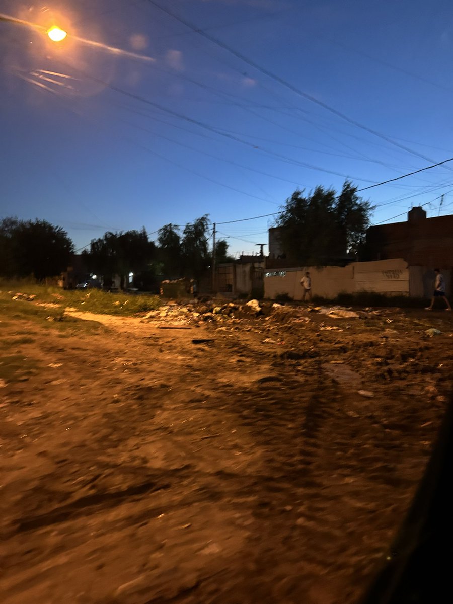 Nachoomori's tweet photo. @MuniRosario @pablojavkin Buenos días Pablo!

Estaría bueno que no te olvides de los barrios alejados del círculo donde vos te moves. Estás dejando en situación de abandono a muchísima gente. https://t.co/xtCMQ6NeUs