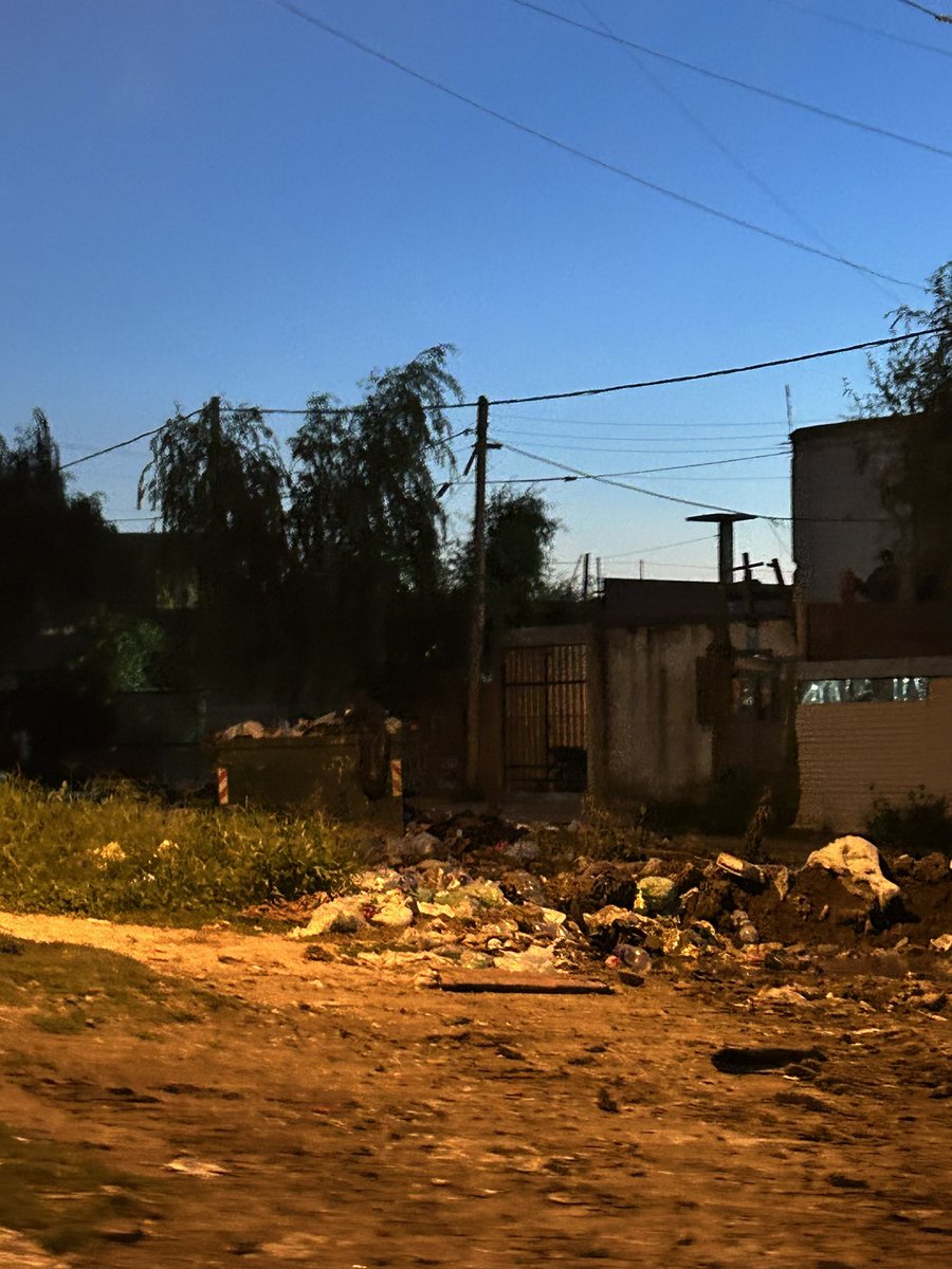 Nachoomori's tweet photo. @MuniRosario @pablojavkin Buenos días Pablo!

Estaría bueno que no te olvides de los barrios alejados del círculo donde vos te moves. Estás dejando en situación de abandono a muchísima gente. https://t.co/xtCMQ6NeUs