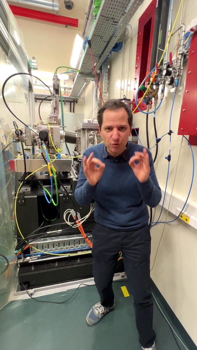 Proud to have science communicator @jubobroff and his team from @UnivParisSaclay at the beamline!