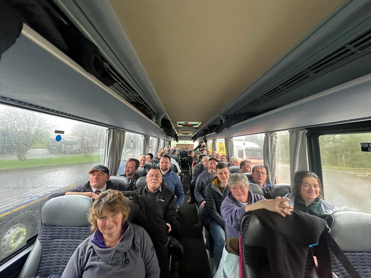 FUW_UAC's tweet image. Y bysiau wedi cyrraedd #Caerdydd a'r Undeb yn barod amdani!

Buses have arrived, farmers everywhere at the #Senedd today 🏴󠁧󠁢󠁷󠁬󠁳󠁿 #FUW

#DigonywDigon
#NoFarmersNoFood
#HebAmaethHebFaeth