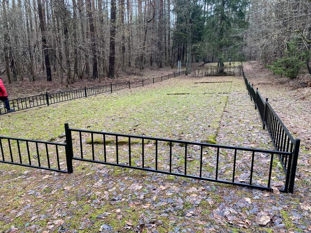 yahadinunum's tweet image. 🕊️ The journey started in Semeliškės, unraveling pre-war Jewish life stories and the tragic 1941 shooting of 962 individuals. They met  Elana, born in 1933—her family earned &quot;Righteous Among the Nations&quot; for aiding a Jewish family during the Holocaust. 

#BeyondMemory