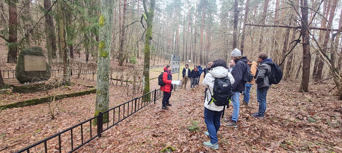 yahadinunum's tweet image. 🕊️ The journey started in Semeliškės, unraveling pre-war Jewish life stories and the tragic 1941 shooting of 962 individuals. They met  Elana, born in 1933—her family earned &quot;Righteous Among the Nations&quot; for aiding a Jewish family during the Holocaust. 

#BeyondMemory