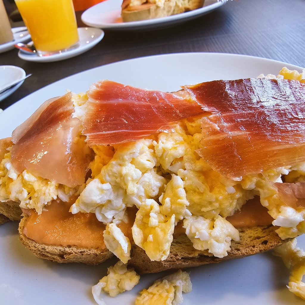 Desayuno "especial" en Venta Andrés: Tostada (grandota😄)+salmorejo+revuelto+jamón de cebo+café+zumo. 

Hay otra versión: guacamole,tomate en rodajas y queso fresco.

Te lo convalidan prácticamente con un almuerzo 🍽🤣.

Dónde?
📍Autovía Los Barrios-Jerez,salida 17,Medina Sidonia