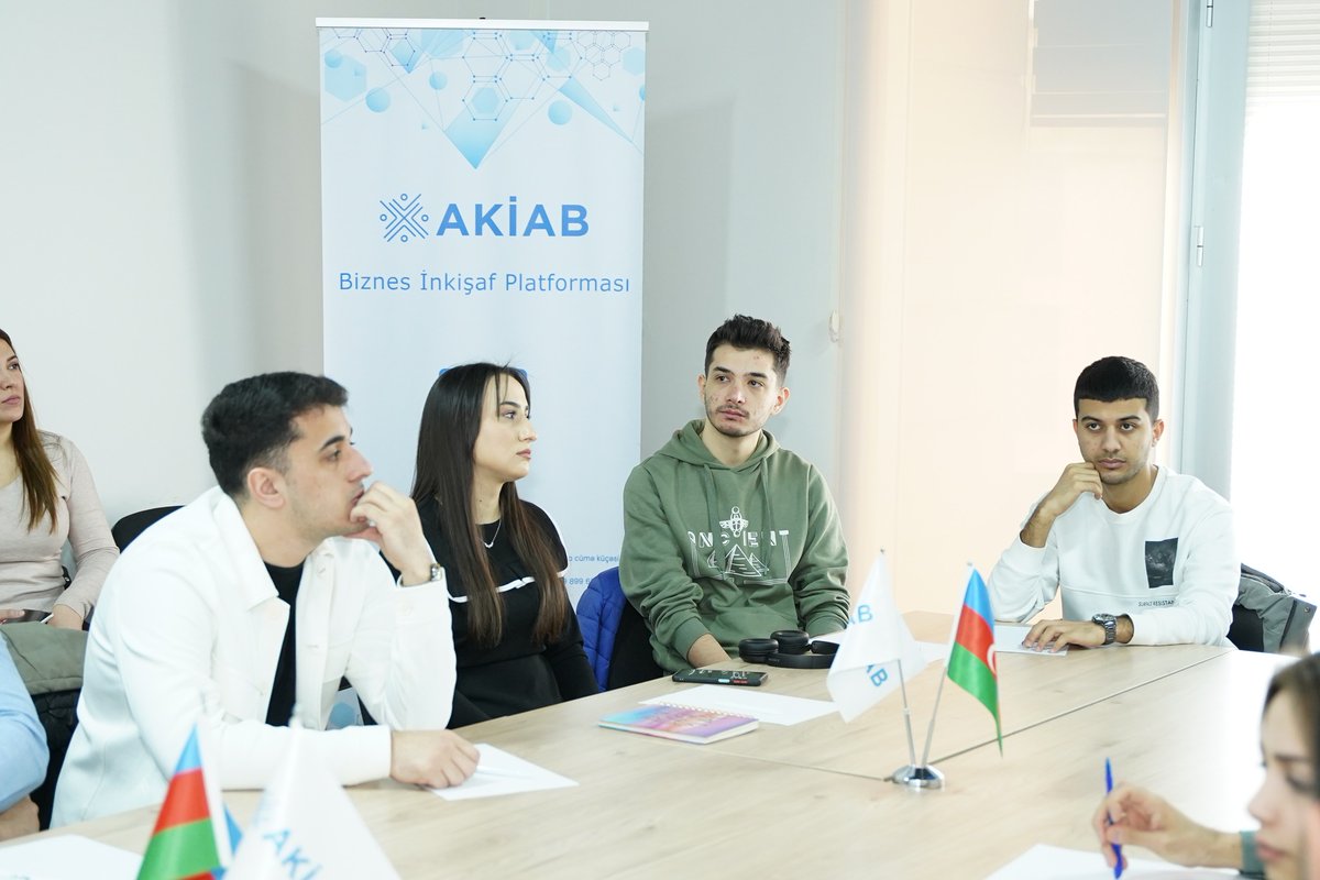 AkiabMmc's tweet image. AKİAB partnyorları “Satış Prosesində Tələbat Aşkarlamanın Önəmi” adlı seminarda!
HDC şirkətinin təlimçisi Eldar Əzizov sahibkarlara satış prosesindən tələbat aşkarlamanın önəmi haqqında məlumat verdi. 
#AKİAB #telim #eldarezizov #hdc #biznes