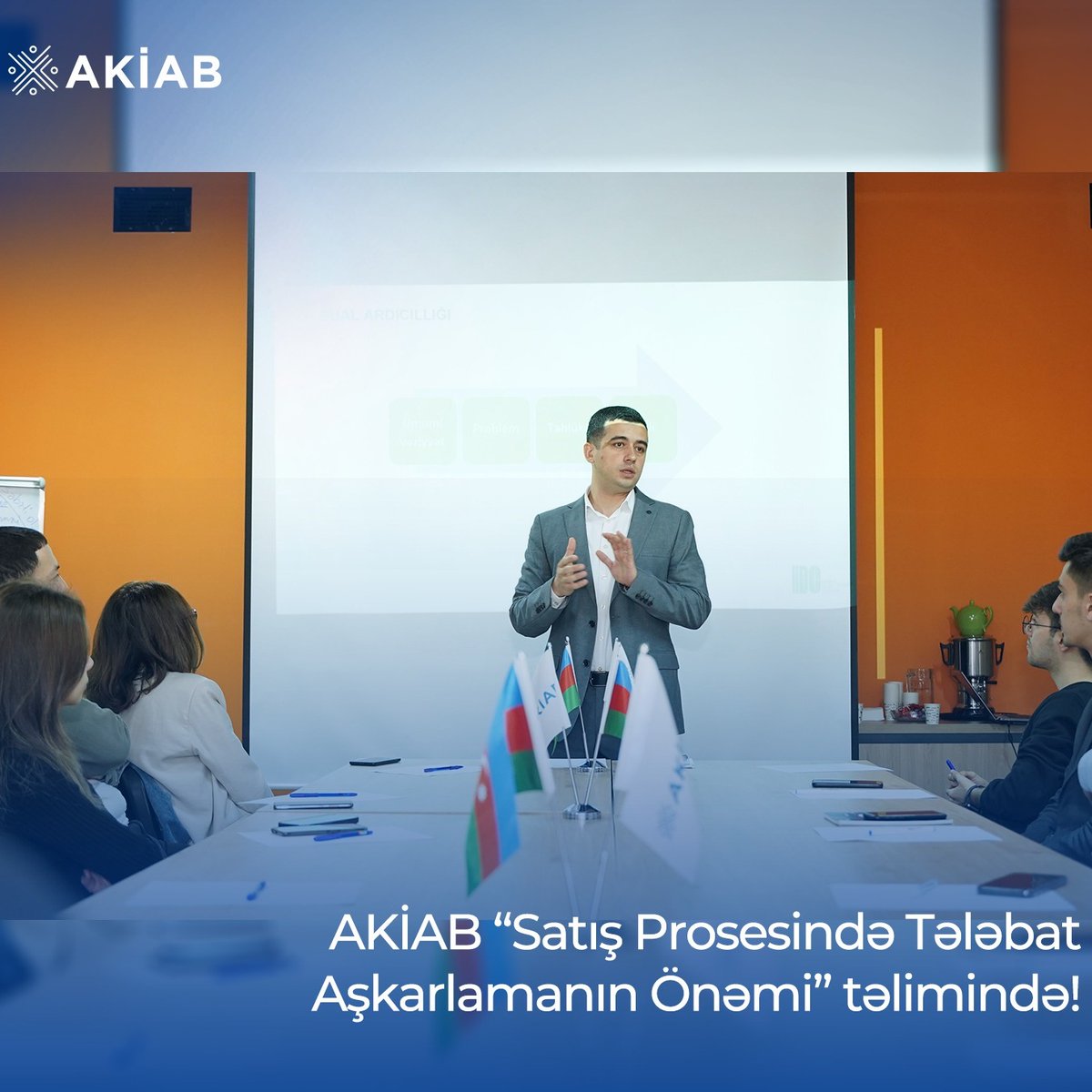AkiabMmc's tweet image. AKİAB partnyorları “Satış Prosesində Tələbat Aşkarlamanın Önəmi” adlı seminarda!
HDC şirkətinin təlimçisi Eldar Əzizov sahibkarlara satış prosesindən tələbat aşkarlamanın önəmi haqqında məlumat verdi. 
#AKİAB #telim #eldarezizov #hdc #biznes