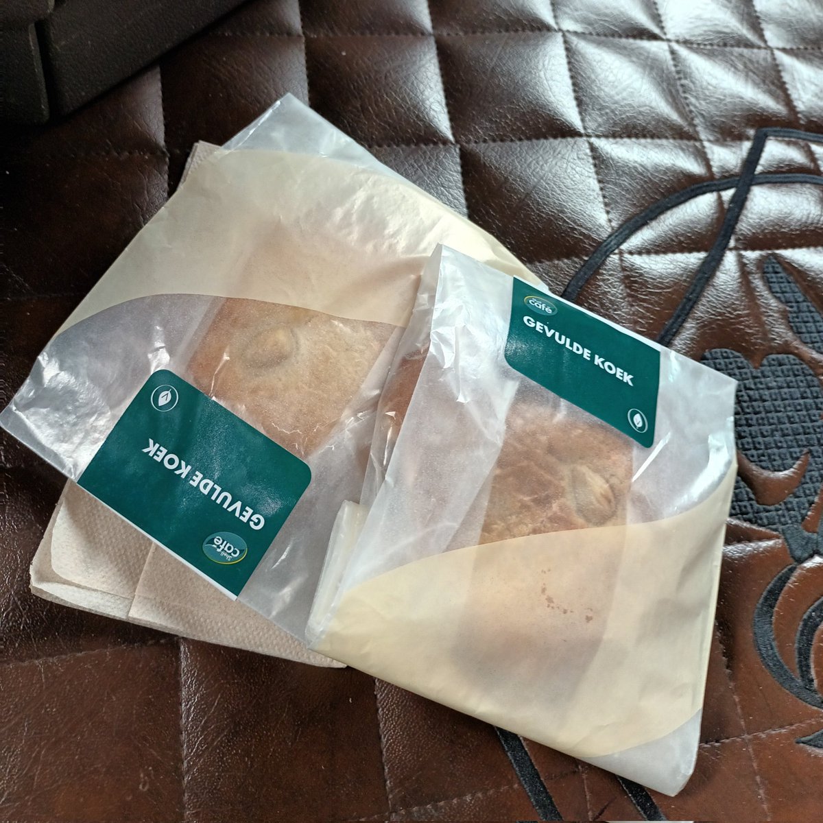 WalterHornung's tweet photo. Kreeg net telefoon van collega Andre Houdijk dat hij ff achter mij zat en bij Kesteren pauze ging maken en ik had nog geen pauze gehad dus ik zou voor de koek🫓 zorgen en hij zou voor de koffie☕️ zorgen🤗 #teamSCANIA https://t.co/zY89avbaEP