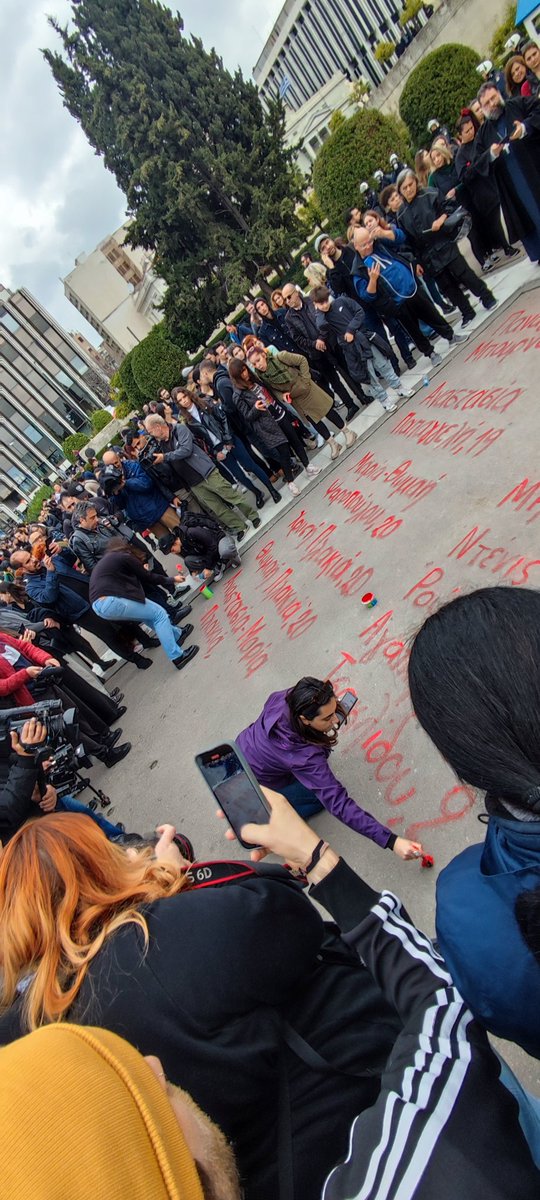 Γράφουν μπροστά στη Βουλή τα ονόματα των παιδιών τους, των ανθρώπων τους...
Συγκλονιστικό!💔😢
#τεμπη_εγκλημα 
#Τεμπη_συγκάλυψη