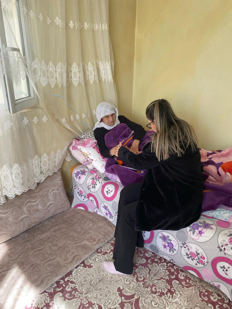 surucnufus's tweet photo. Adreste Nüfus Hizmeti kapsamında ilçemiz nüfus müdürlüğüne gelemeyen Kalkanlı Mahallesindeki teyzemizin ikametine gidilerek hizmet vermeye devam ediyoruz.  #HayatınızınHerAnında
@suruckaymakamlk
@HASANBASARAN07
@TCNufus https://t.co/dxVciSR8z2