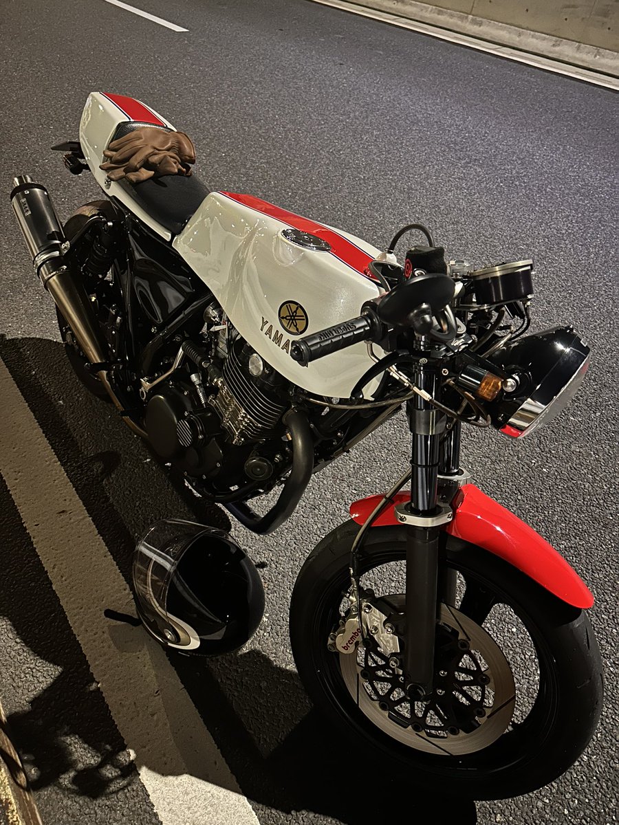 Ridar_ha's tweet photo. 20才の頃、ハーレーに乗りたいけど高くて買えないから、SRに乗ってガマンして。
そっからずっとSR。
気づいたら45才の爺さんになってしまった。
んで、結局今もハーレー高くて買えないや。
この感じだとたぶん一生ハーレーには乗れないな。
#sr400 #sr500 #sr534 #sr595 #sr608 #oldshoolyamaha https://t.co/zRvxQZIGm2
