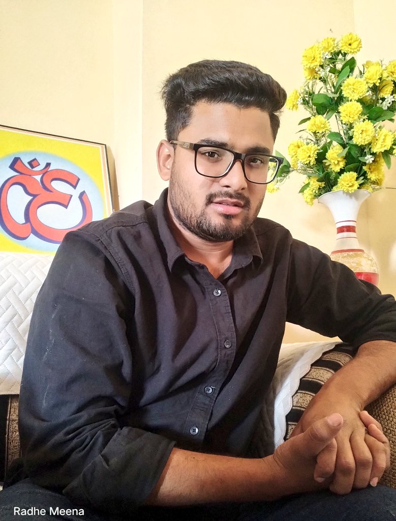 Radhemahwa's tweet photo. 1.चश्में , 2. बिना चश्में 
सही किसमे लग रहा हूं फिर कोई प्लान बनाता हूं। https://t.co/4KN2rhD5cb