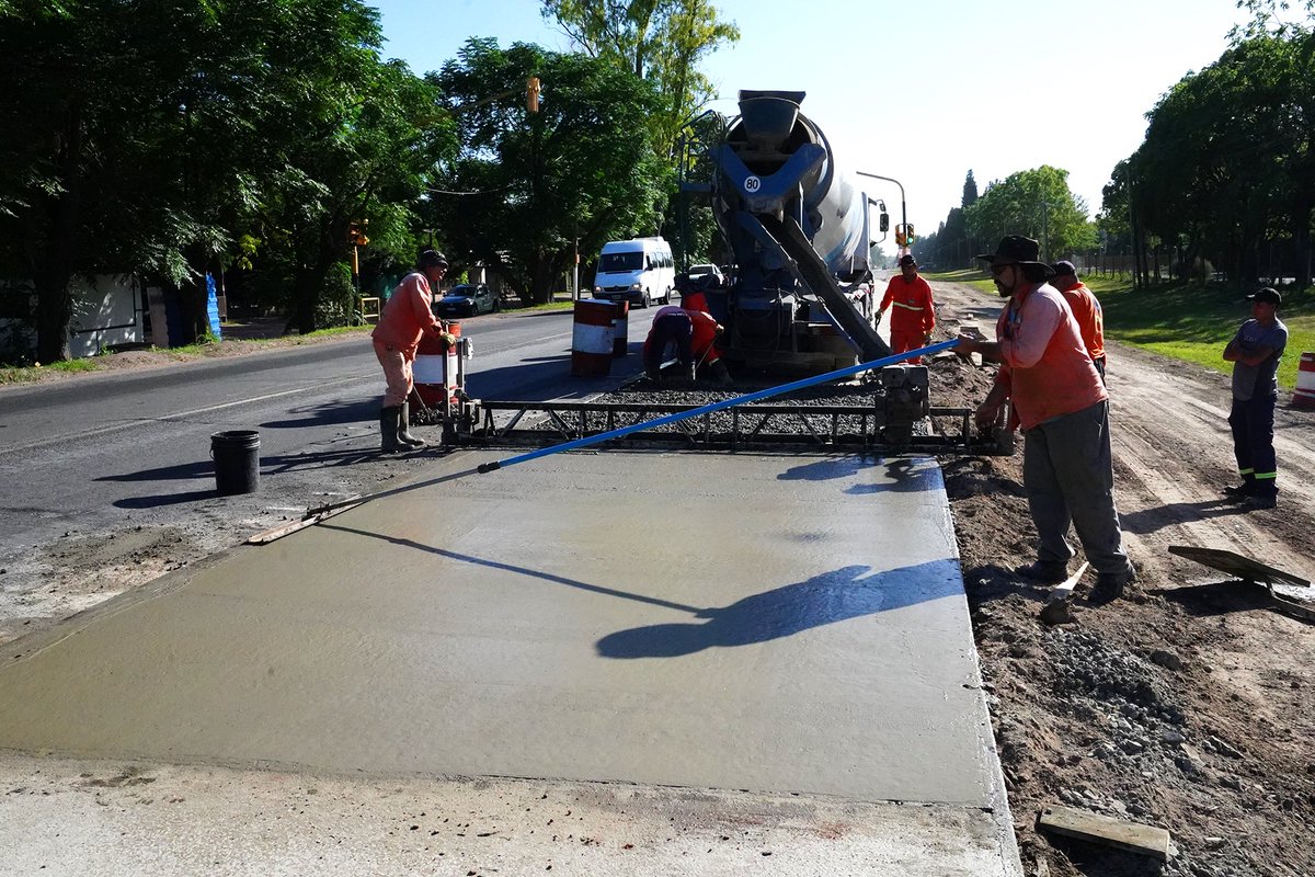 MInfraPBA's tweet photo. 🚧 🛣 Avanzamos con la repavimentación de la Ruta N°205 entre #Ezeiza y #Cañuelas

La intervención que se desarrolla a lo largo de 15 kilómetros mejorará la conectividad y las condiciones de seguridad vial en el corredor.

Más información en 👉  https://t.co/BwMJhtOnCv https://t.co/U3fPzqYvzk