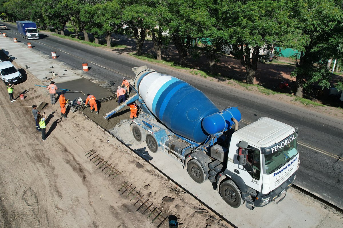 MInfraPBA's tweet photo. 🚧 🛣 Avanzamos con la repavimentación de la Ruta N°205 entre #Ezeiza y #Cañuelas

La intervención que se desarrolla a lo largo de 15 kilómetros mejorará la conectividad y las condiciones de seguridad vial en el corredor.

Más información en 👉  https://t.co/BwMJhtOnCv https://t.co/U3fPzqYvzk