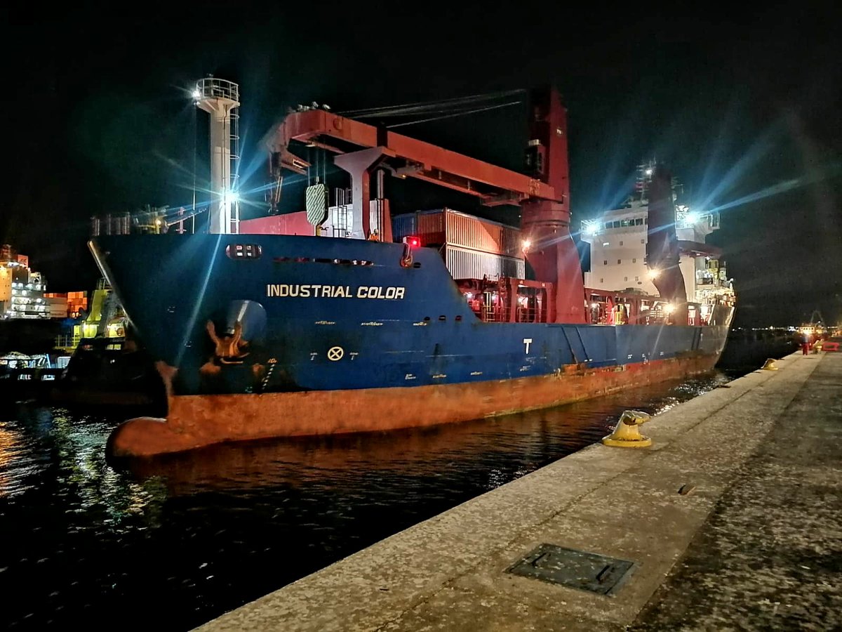 anfport's tweet photo. Sin tiempos de espera y con atención inmediata, este miércoles atracó en el Frente 1 de Puerto Antofagasta la MN Industrial Color, que transfiere carga general y embarca cátodos de cobre.
#PuertoAntofagasta #MNIndustrialColor #Antofagasta #Atraque #EmpresaPortuariaAntofagasta https://t.co/GyBWBhOHAh