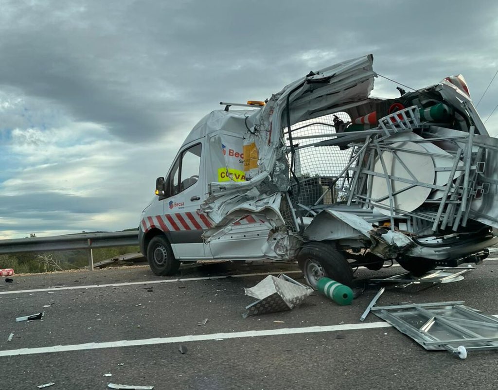 ⚠️ 🚧👷🏻👷🏻‍♀️

📌extrema la precaución👀
📌reduce #velocidad 🚗
📌respeta la señalización 🚧
📌guarda #DistanciaLateral