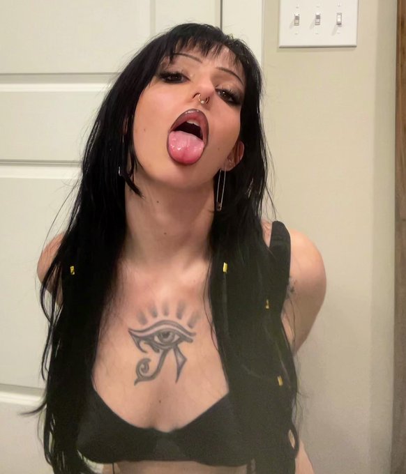 Flexible spread open or my mouth open on my knees ?  Your pick 🫶 https://t.co/LqmoPWanY3<a href="/tag/stripchat"class="tags"><span>#stripchat</span></a><a href="/tag/stripchatlive"class="tags"><span>#stripchatlive</span></a>