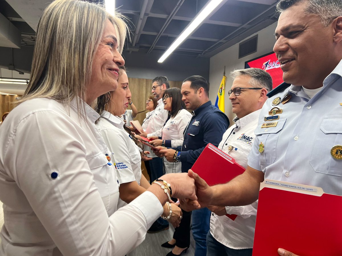 1/2 ¡Formando a los guardianes de la Patria! 

GB. Marx Montilla, Comandante del #GAP4, participó en el acto de entrega de certificados de los cursos de Inspector de Seguridad Aeronáutica y Técnico en Mantenimiento de Aeronaves especialidad Aviónica del @InacVzla.