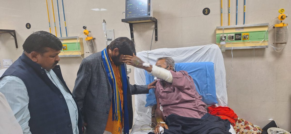 मोहनलालगंज क्षेत्र के पूर्व भाजपा मंडल अध्यक्ष सुधांशु सिंह जी के पिताजी का स्वास्थ्य खराब होने की सूचना मिलने पर पीजीआई हॉस्पिटल पहुंचकर हाल-चाल लिया और जल्द स्वस्थ होने की कामना की।