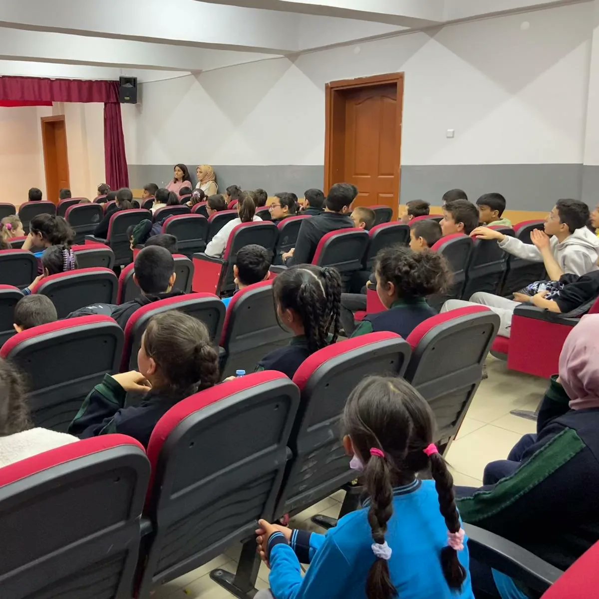 Okulumuzda Çevreme Duyarlıyım Değerlerime Sahip Çıkıyorum(ÇEDES) projesi kapsamında ilçe vaizi Recep Otkan tarafından üç aylar ve ramazan konulu sohbet programı gerçekleştirildi.
<a href="/sivasvaliligi/">Sivas Valiliği</a> @Gemerekkaymakam <a href="/sivasmem/">Sivas Millî Eğitim Müdürlüğü</a> <a href="/gemerekmem/">Gemerek İlçe Milli Eğitim Müdürlüğü</a> <a href="/Sivas_HEDEF/">Sivas Hedef Projesi</a> <a href="/meb_dinogretimi/">MEB Din Öğretimi Genel Müdürlüğü</a> <a href="/cedesturkiye/">cedesturkiye</a>